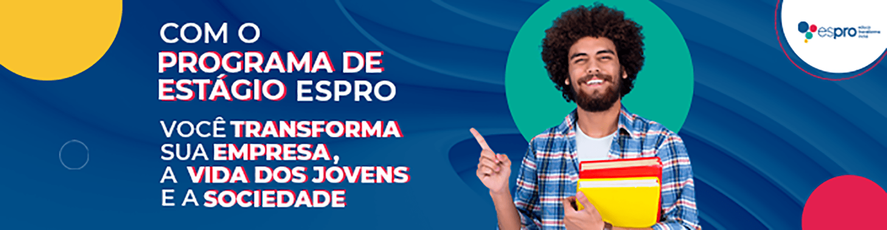 Jovem estaudante negro, usa roupa xadrez e carrega cadernos escolar. Destaque para a chamada Programa de Estágio no Espr.