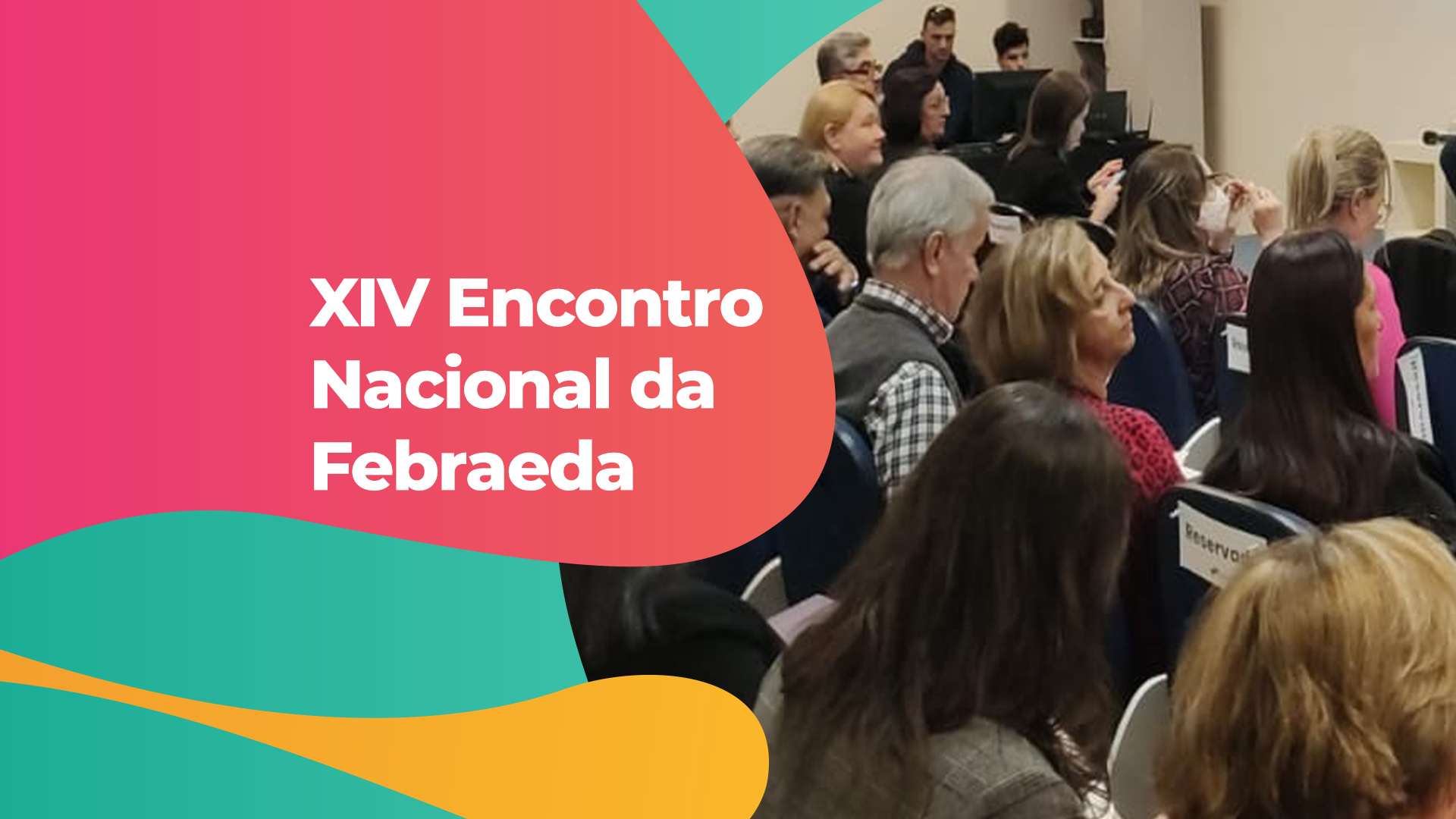 A imagem retrata um grupo de pessoas sentadas em uma sala, possivelmente participando de uma conferência ou reunião.